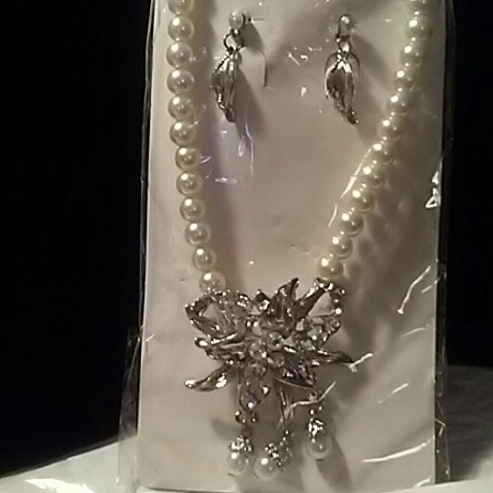 Beautiful faux pearl necklace and earring set